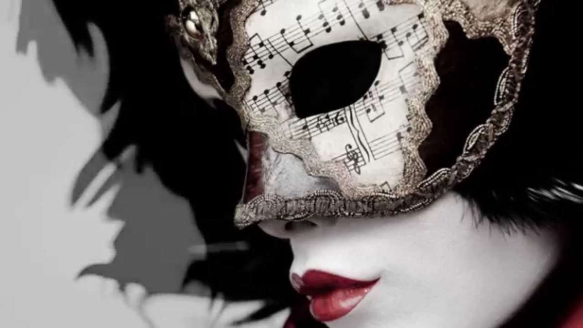 Девушка в маске