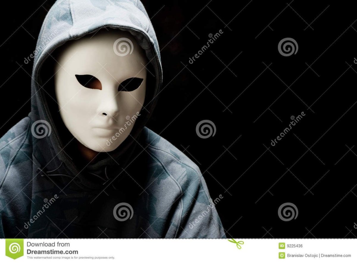 Белая маска в капюшоне