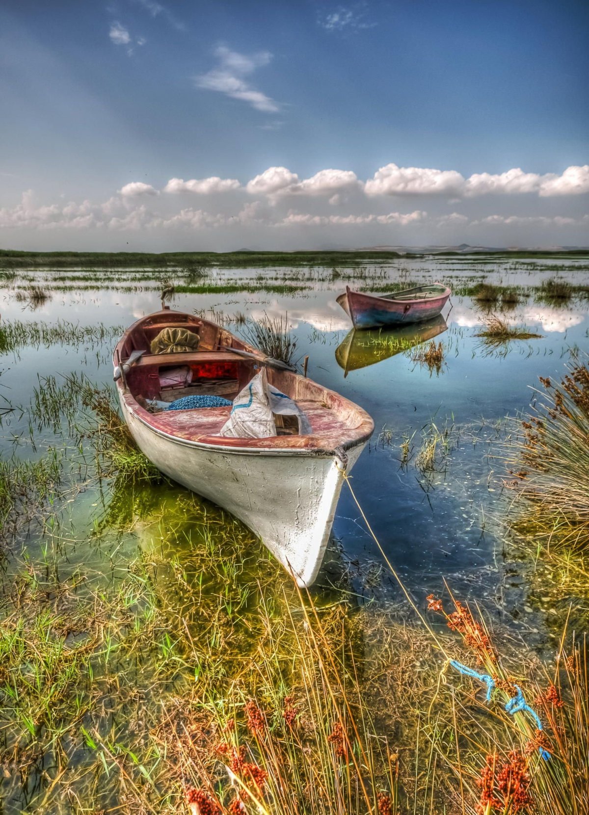 Старая лодка на берегу