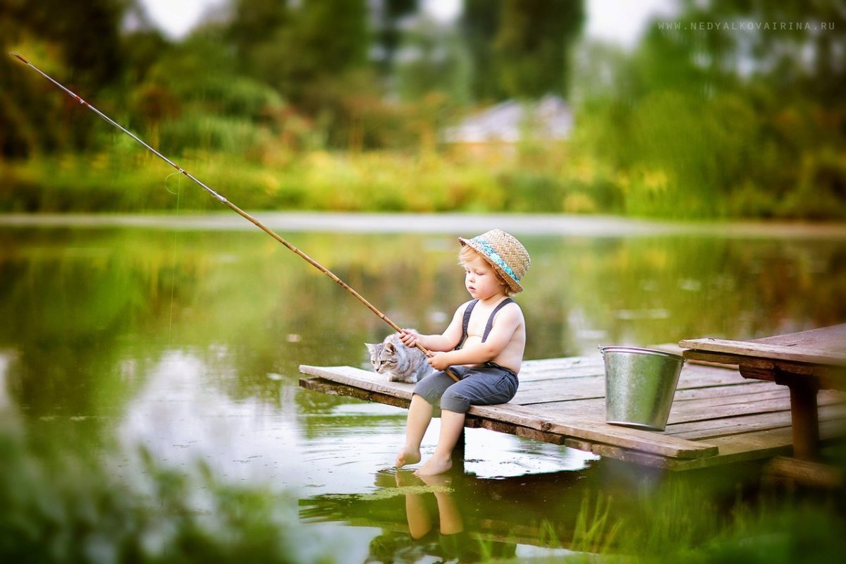 Дети на речке рыбачат