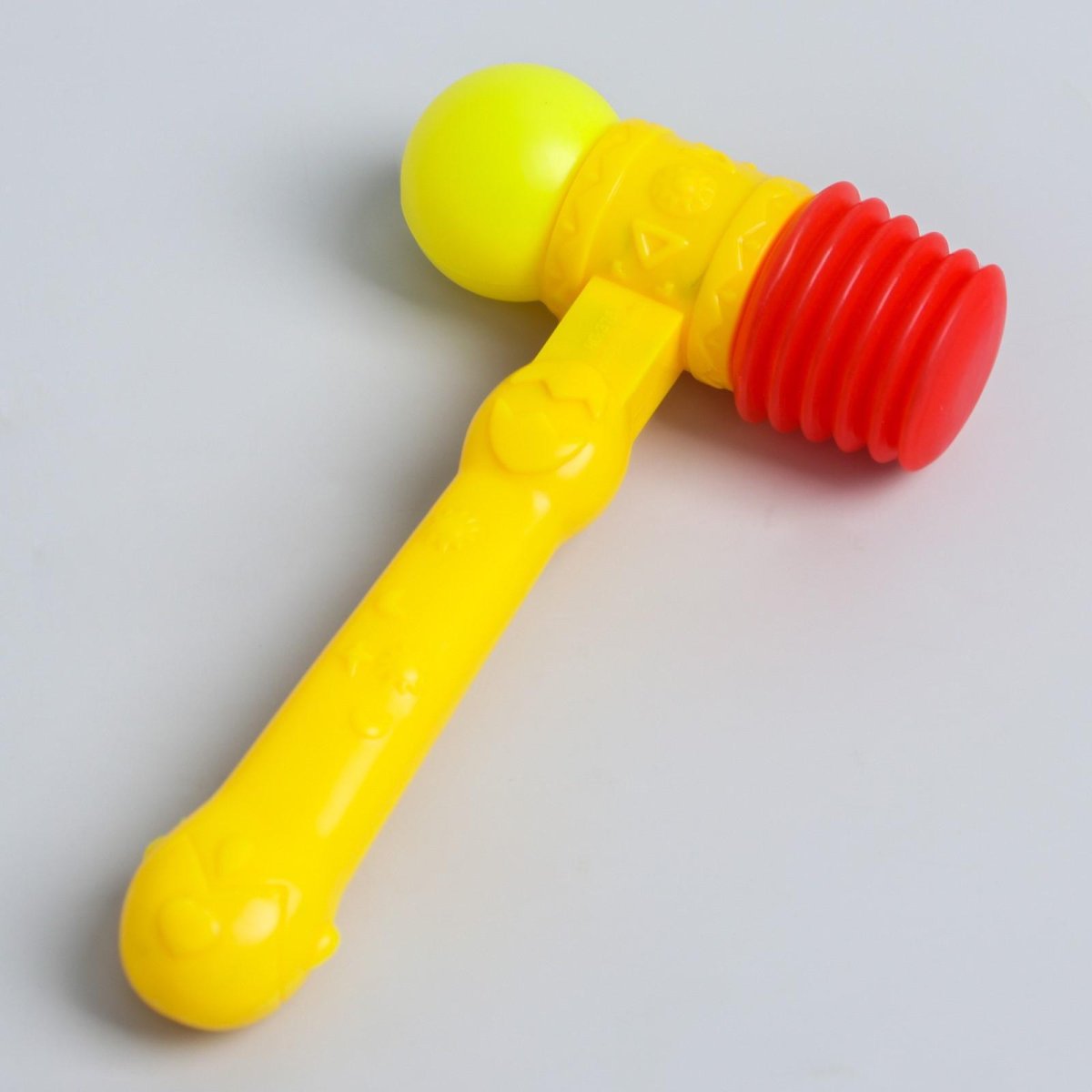 Молоток и гвозди на белом фоне