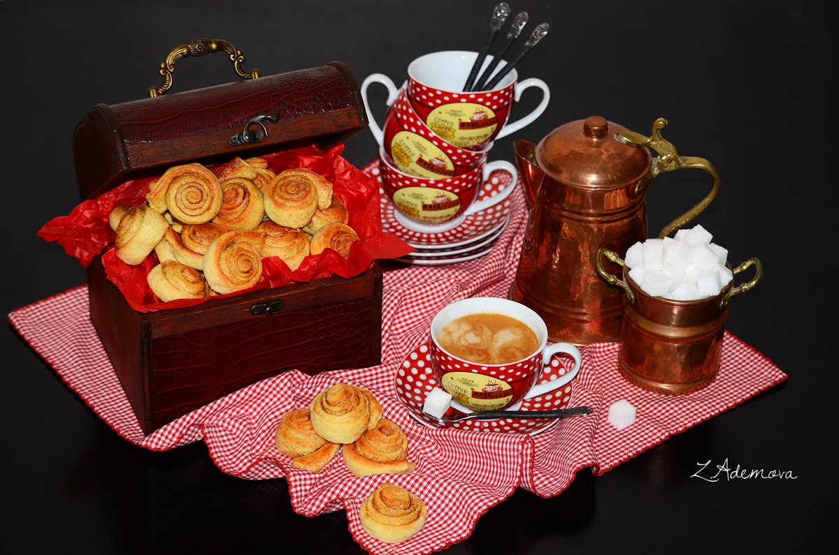 Чашка кофе с конфетами