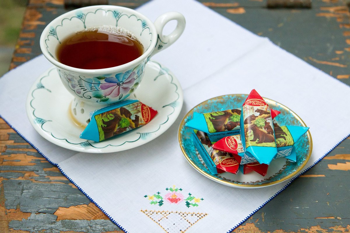 Чашка чая с конфетами