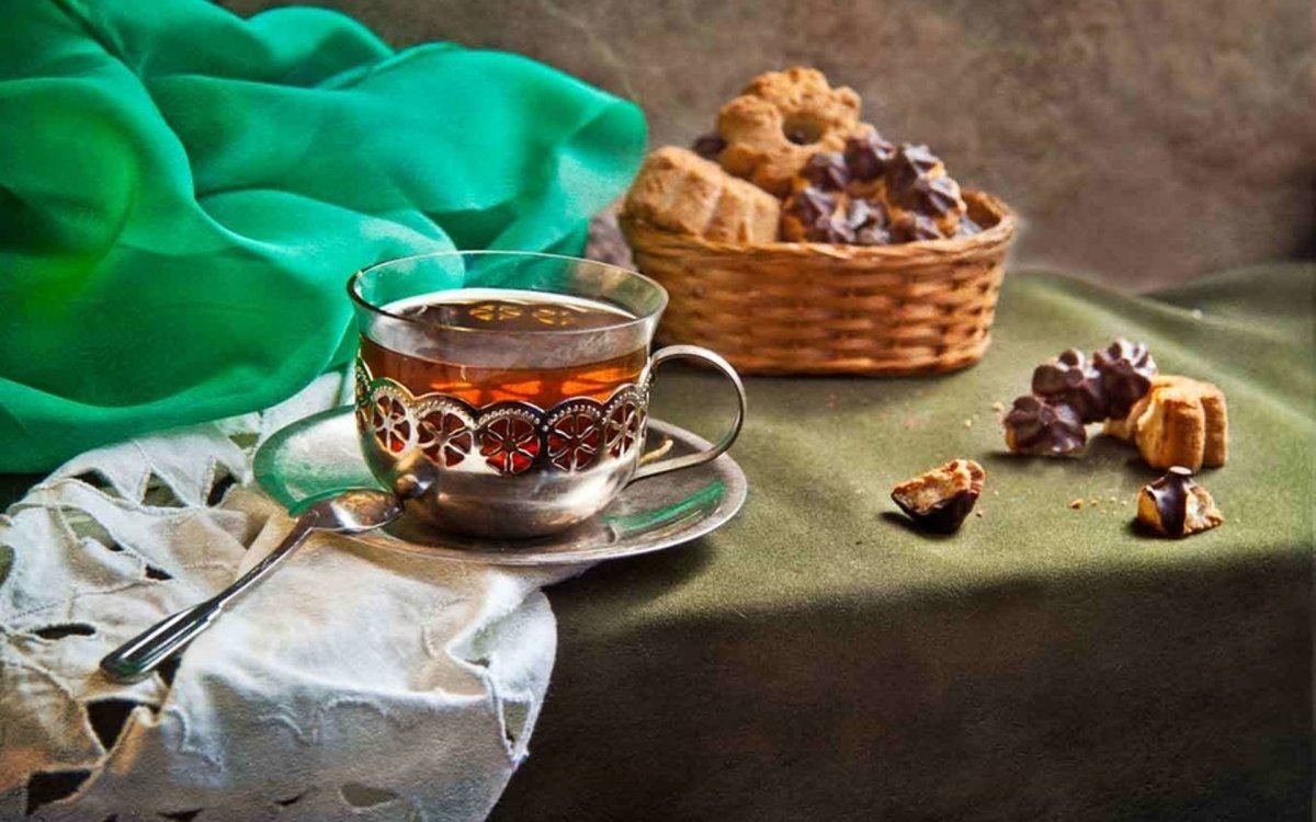 Чай со сладостями