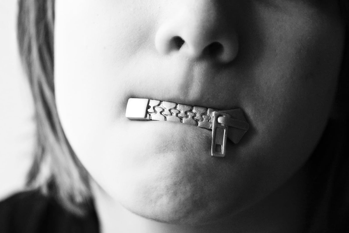 Смайлик рот на замке