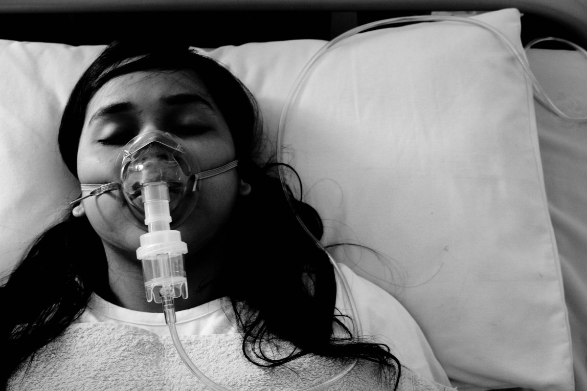 Девушка в кислородной маске