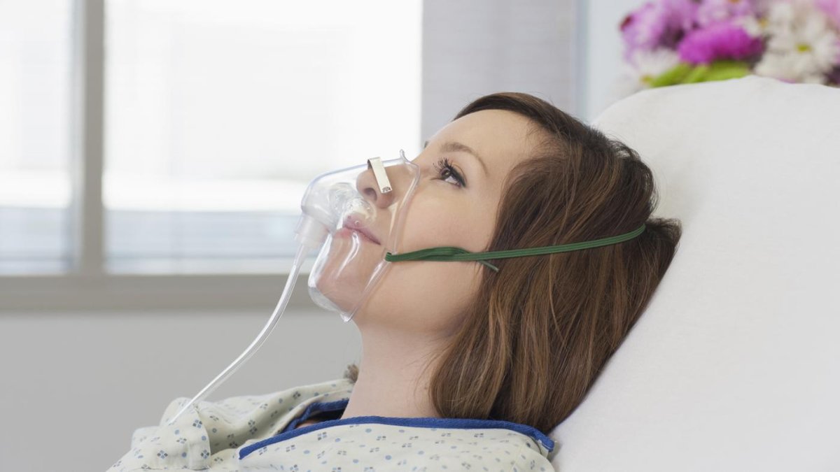 Женщина в кислородной маске