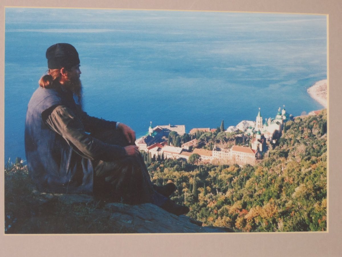 Православные монахи улыбаются