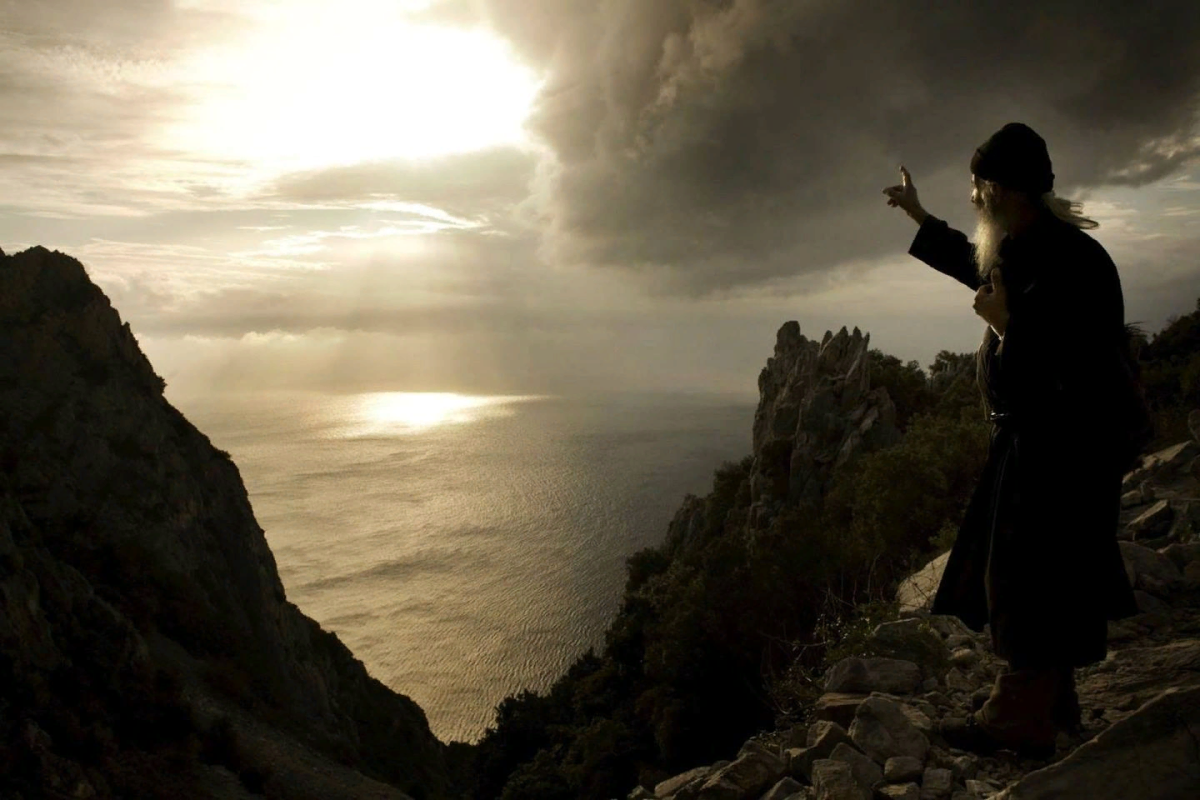 Монах идущий по дороге