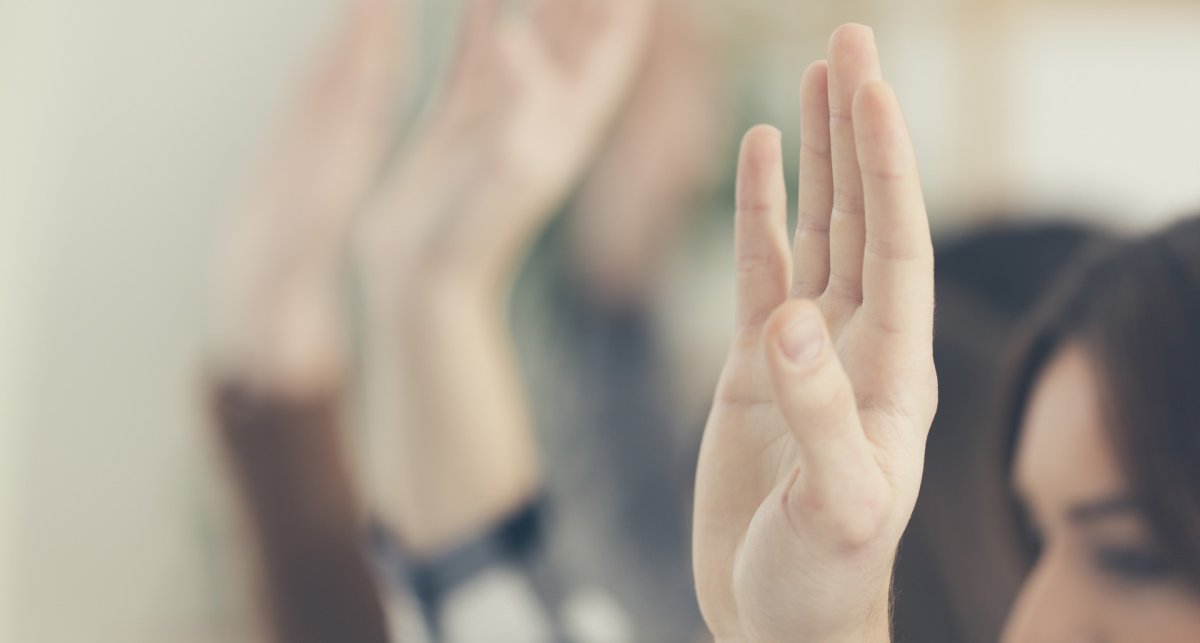 Фото с поднятой рукой