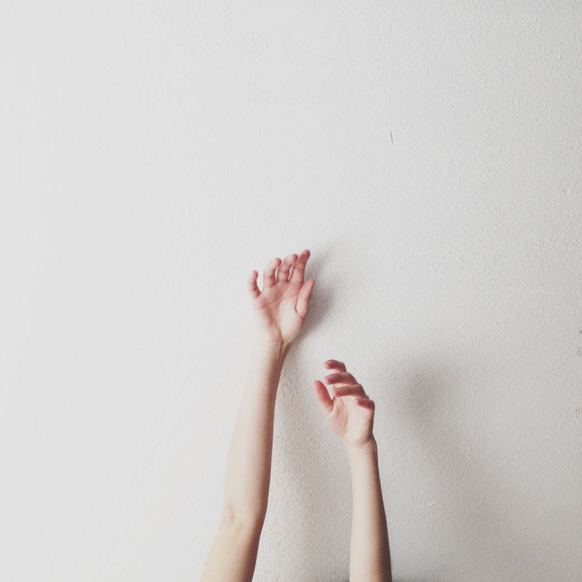 Рука на фоне стены