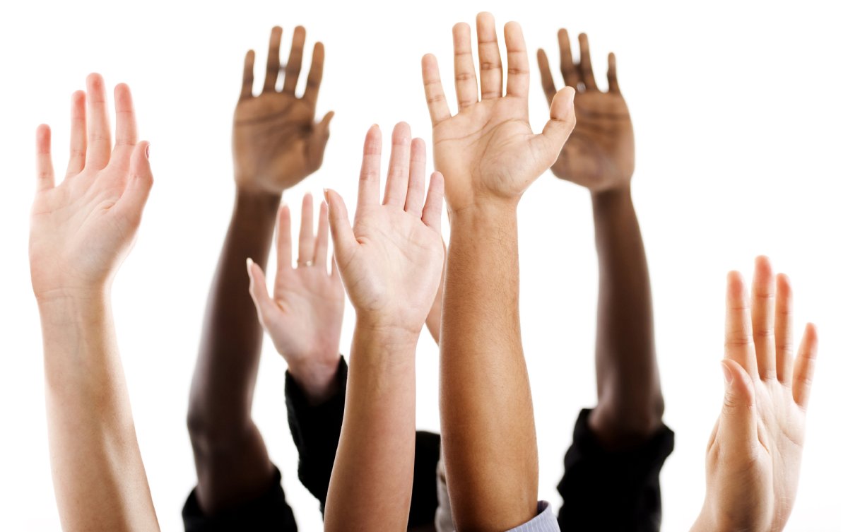 Человек тянет руку вверх