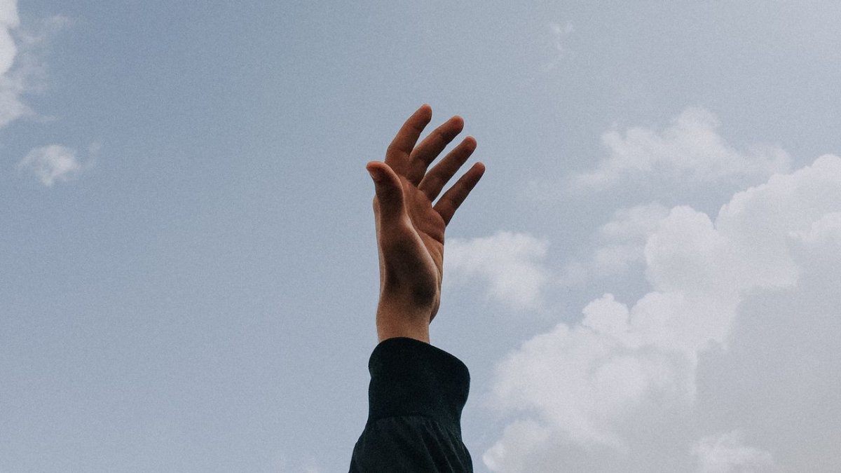 Рука тянется