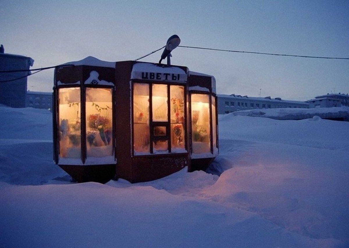 Ларек зимой ночью