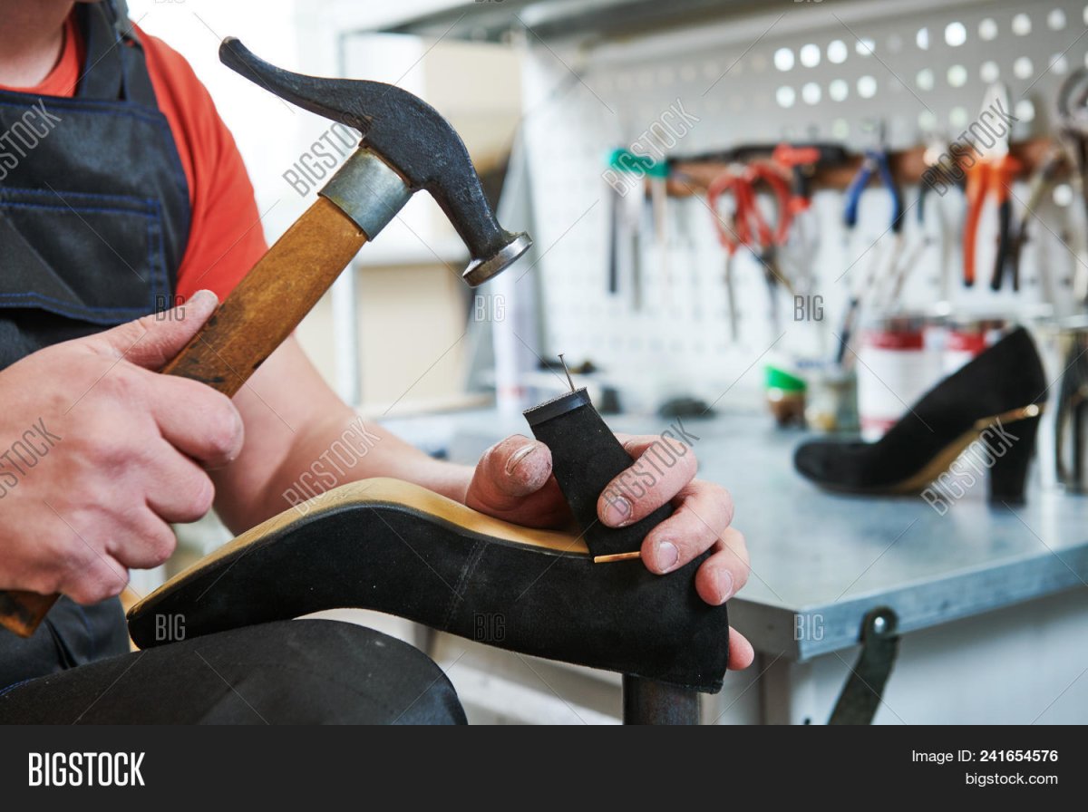Сапожник чинит обувь