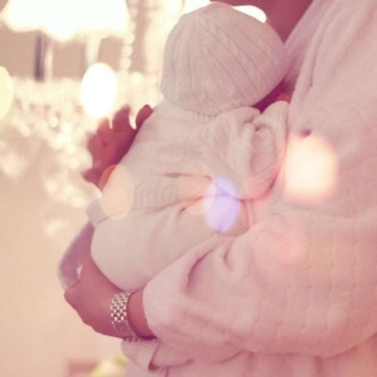 Девушка с ребенком на руках со спины