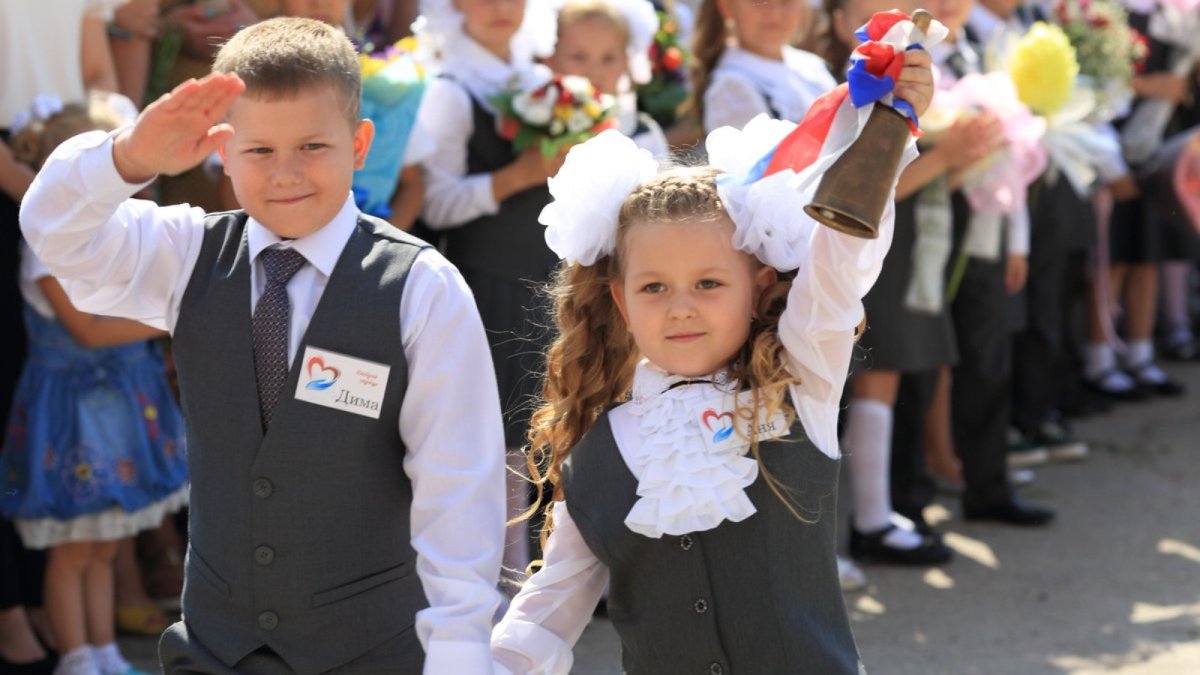 Школьники на линейке