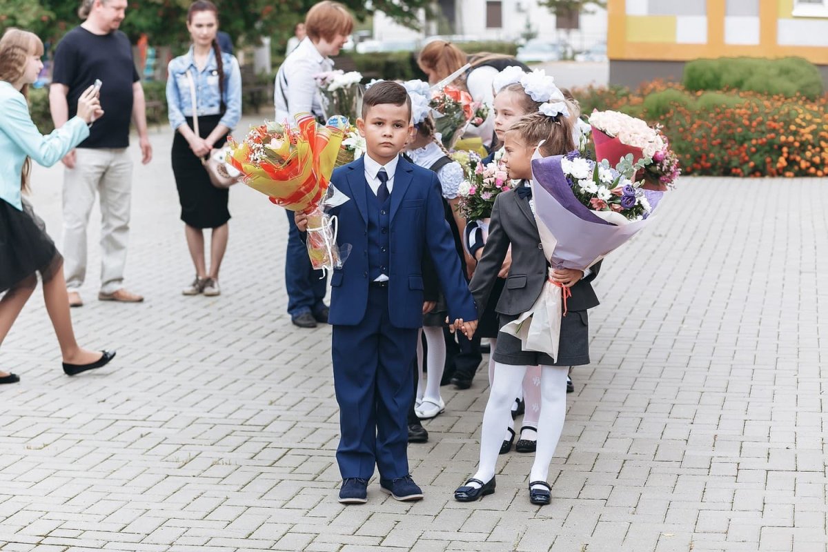 Первоклассницы на линейке