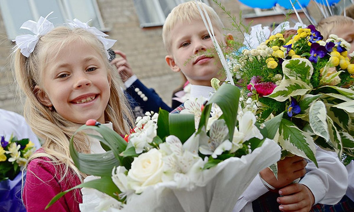 Первоклассница с цветами