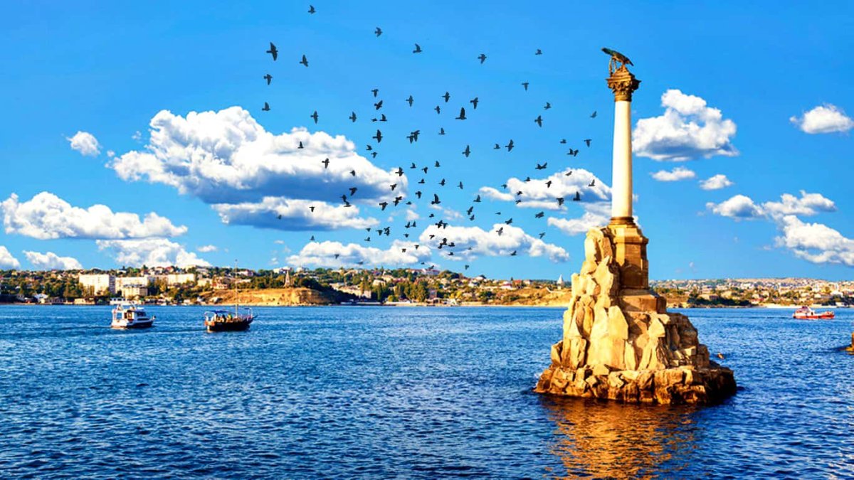 Памятник затопленным кораблям в Севастополе