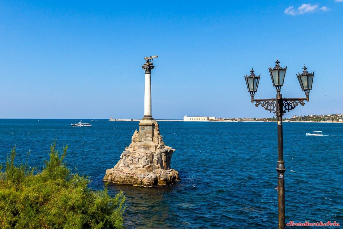 Набережная у памятника затопленным кораблям в Севастополе