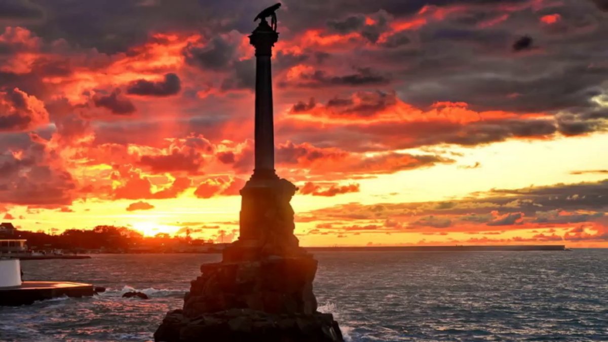 Памятник затопленным кораблям в Севастополе