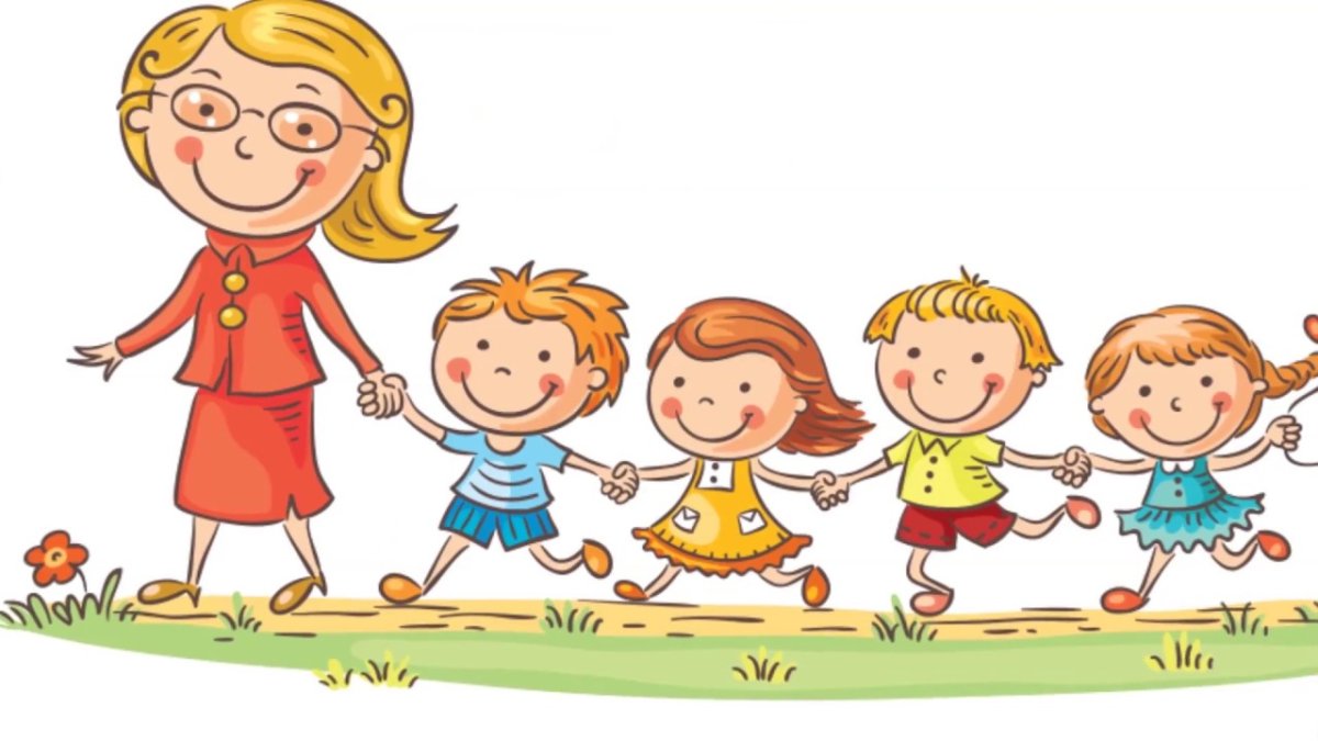 Воспитатель с детьми