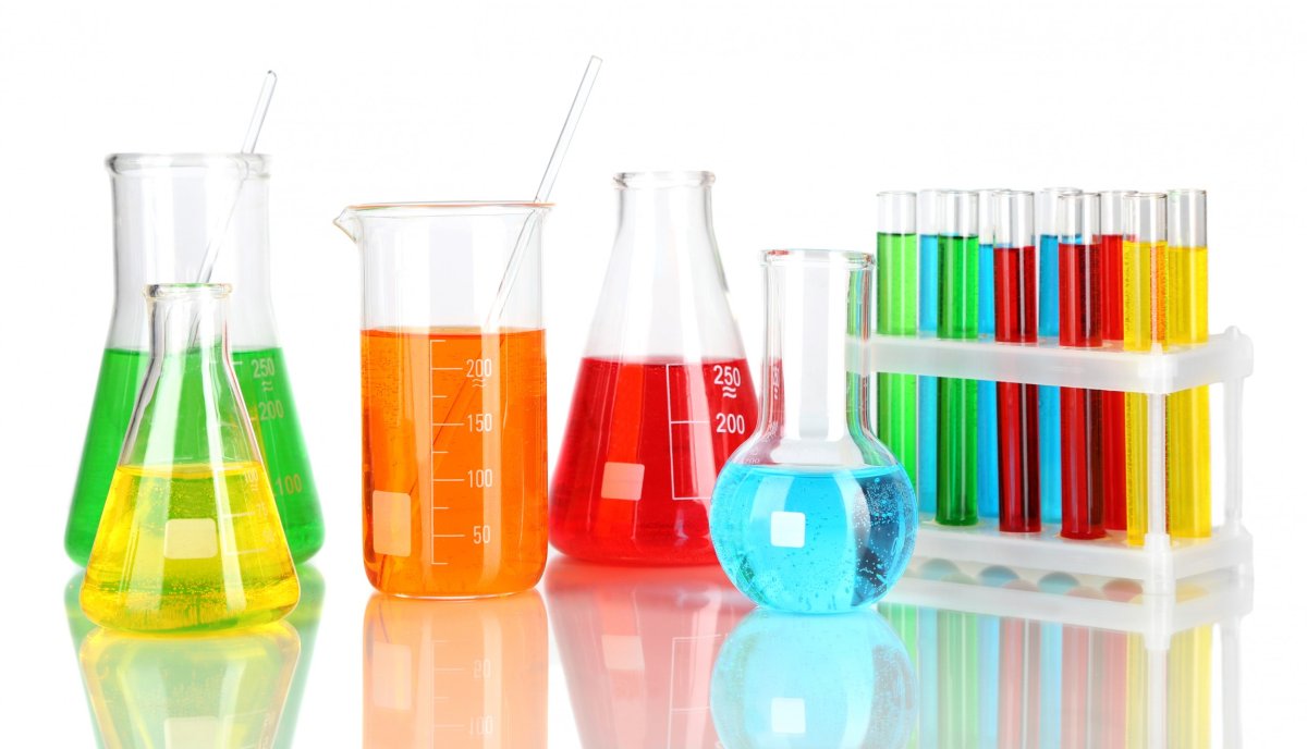 Пробирки на белом фоне