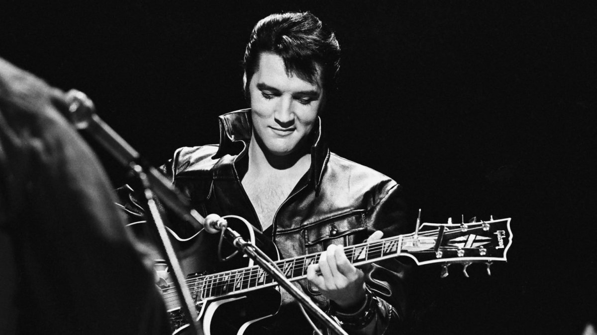 Элвис Пресли поет