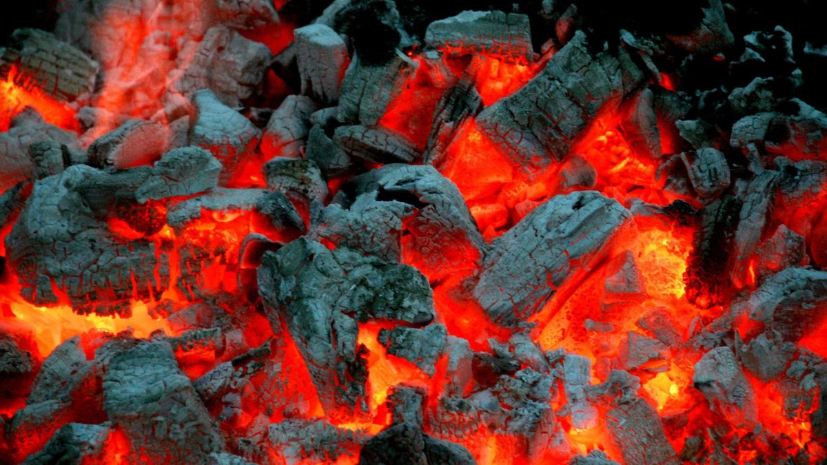 Каменный уголь на белом фоне