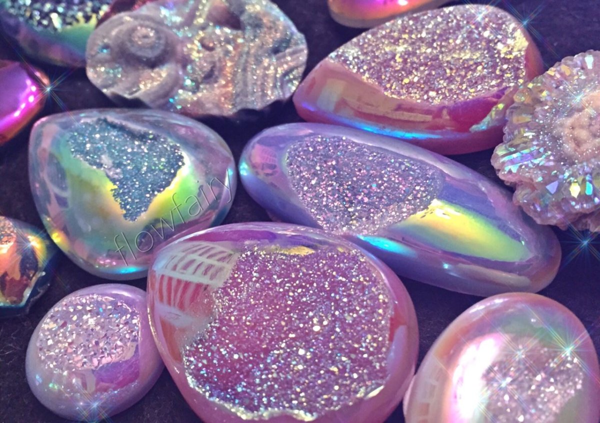 Россыпь разноцветных камней