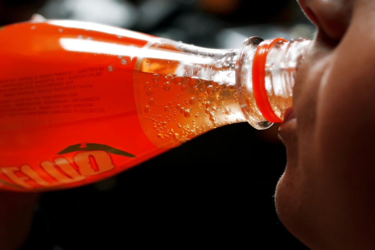 Человек с газировкой