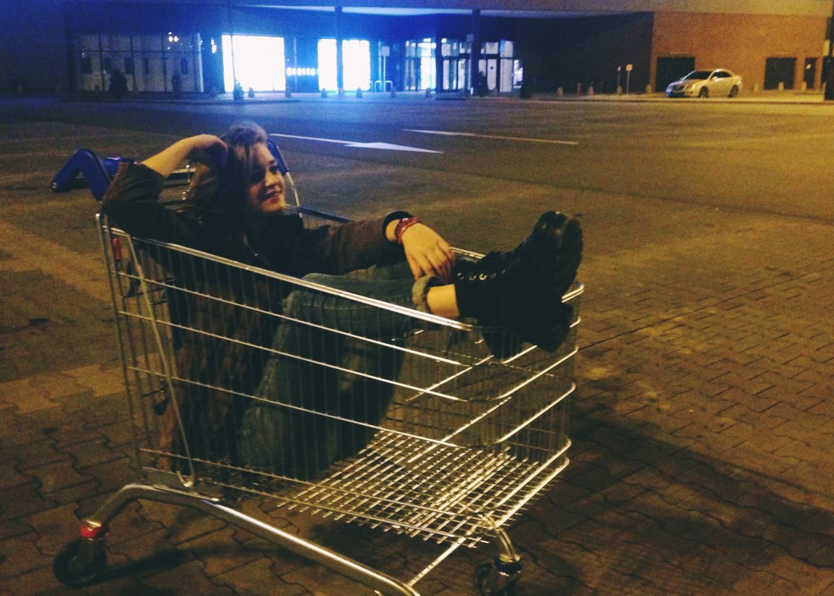 Девочка с тележкой