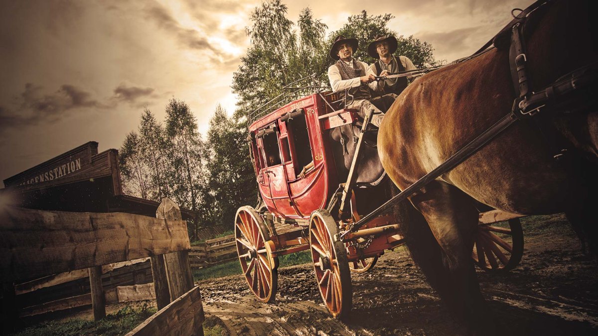 С тележкой супермаркета векторное