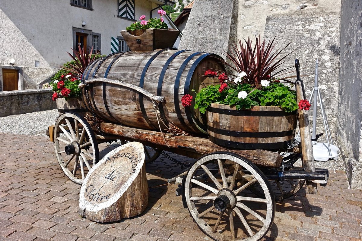 Повозка на белом фоне