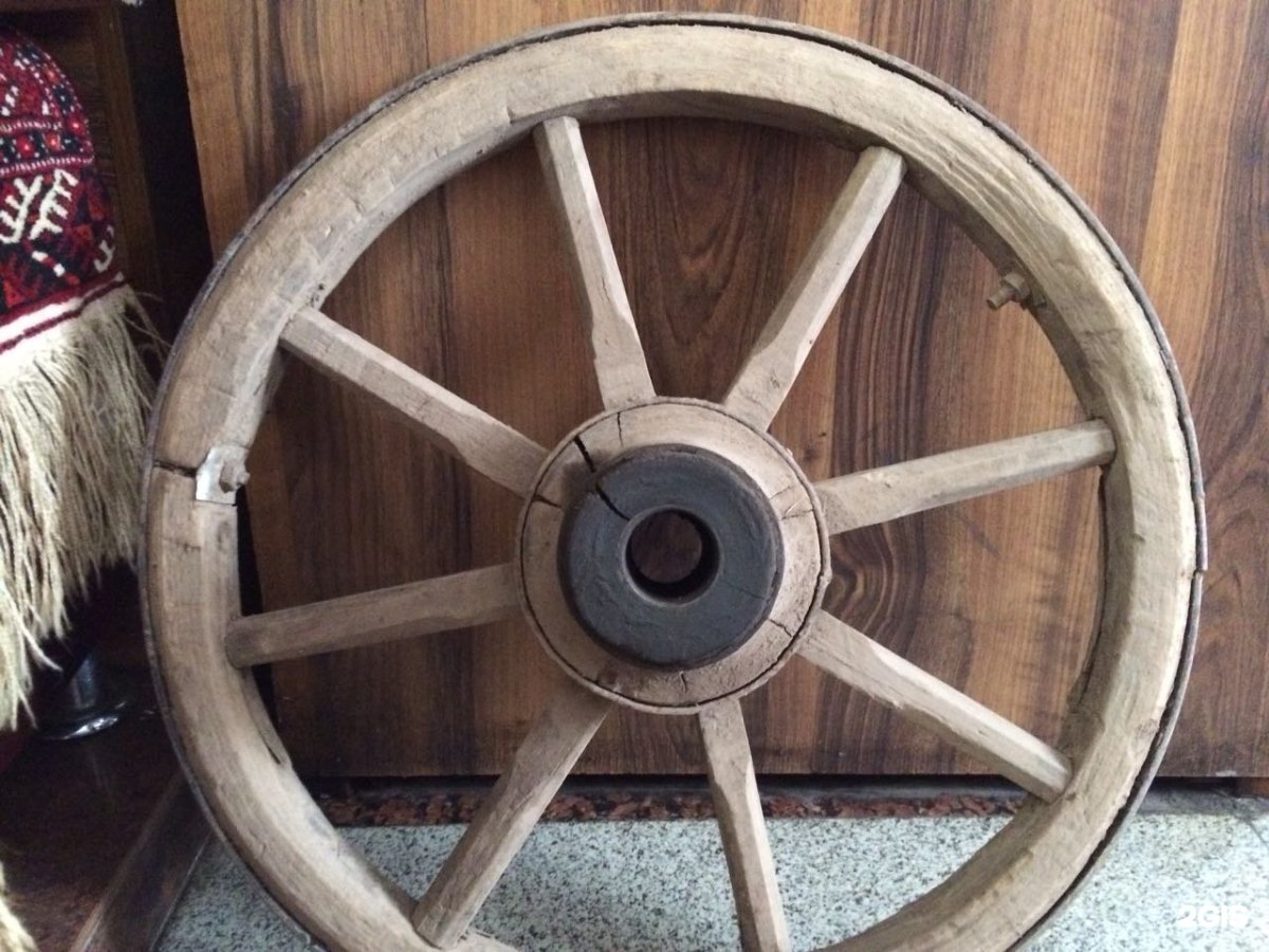 Деревянная повозка для людей