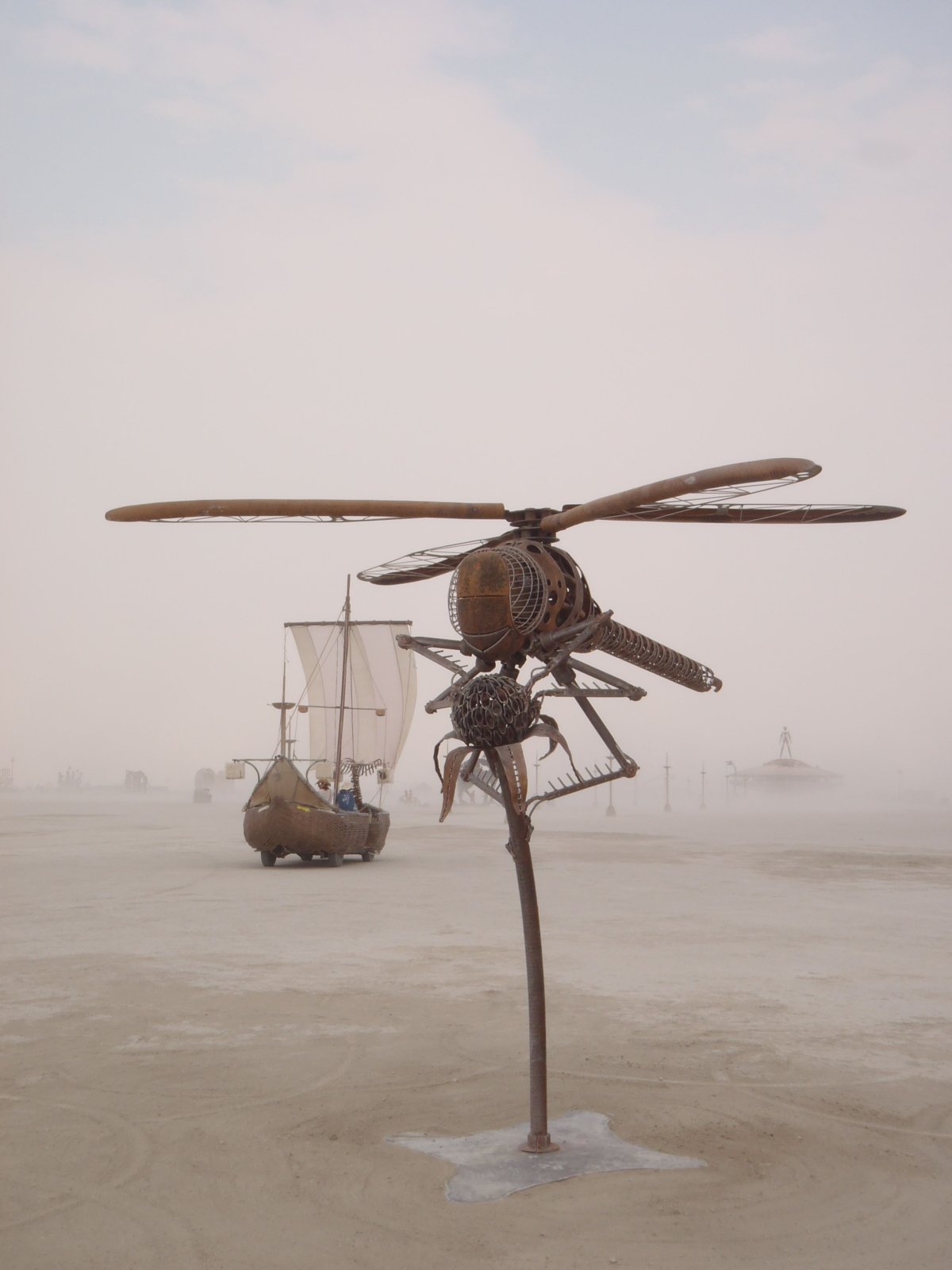 Вертолёт ми-24 в небе