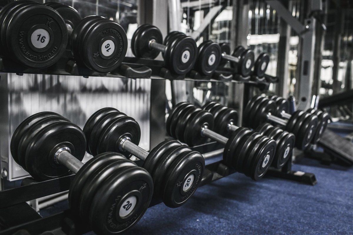 Тренажерный зал гантели