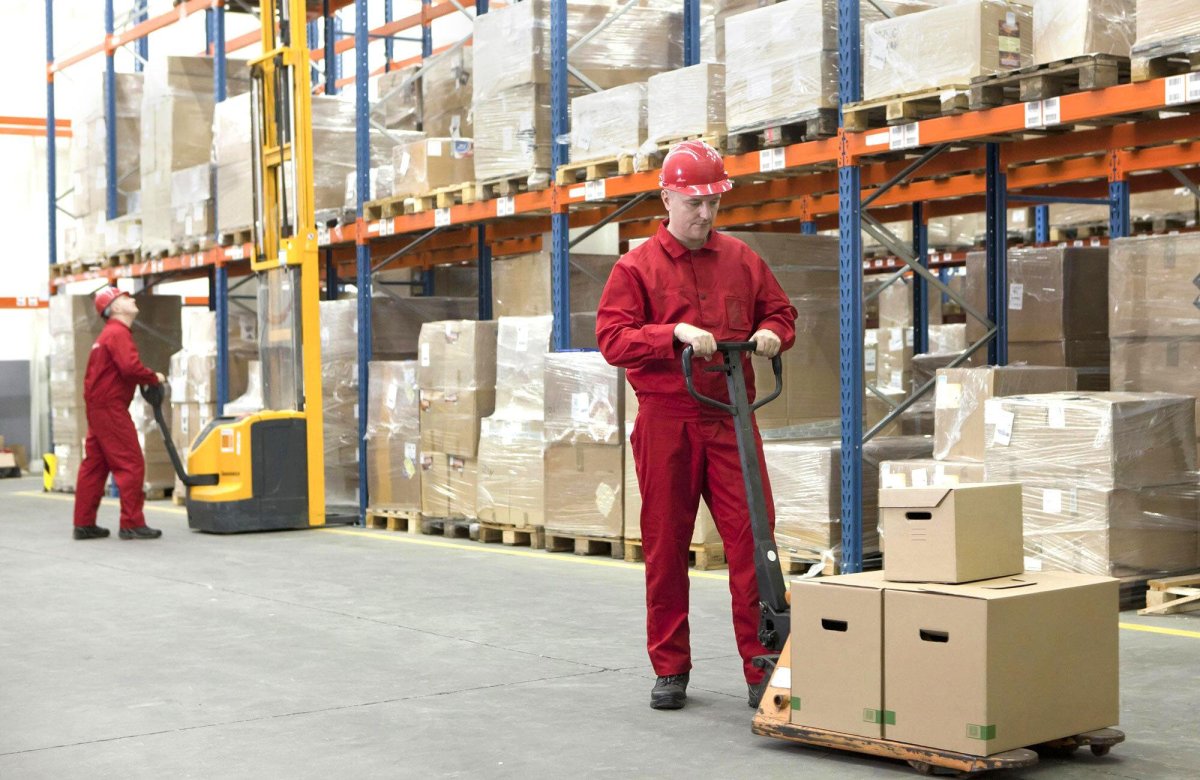 Грузчик и много груза