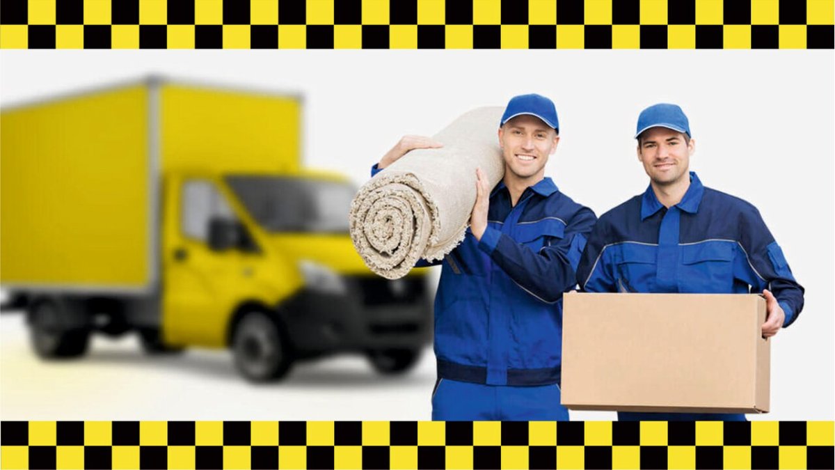 Мужчина держит коробку