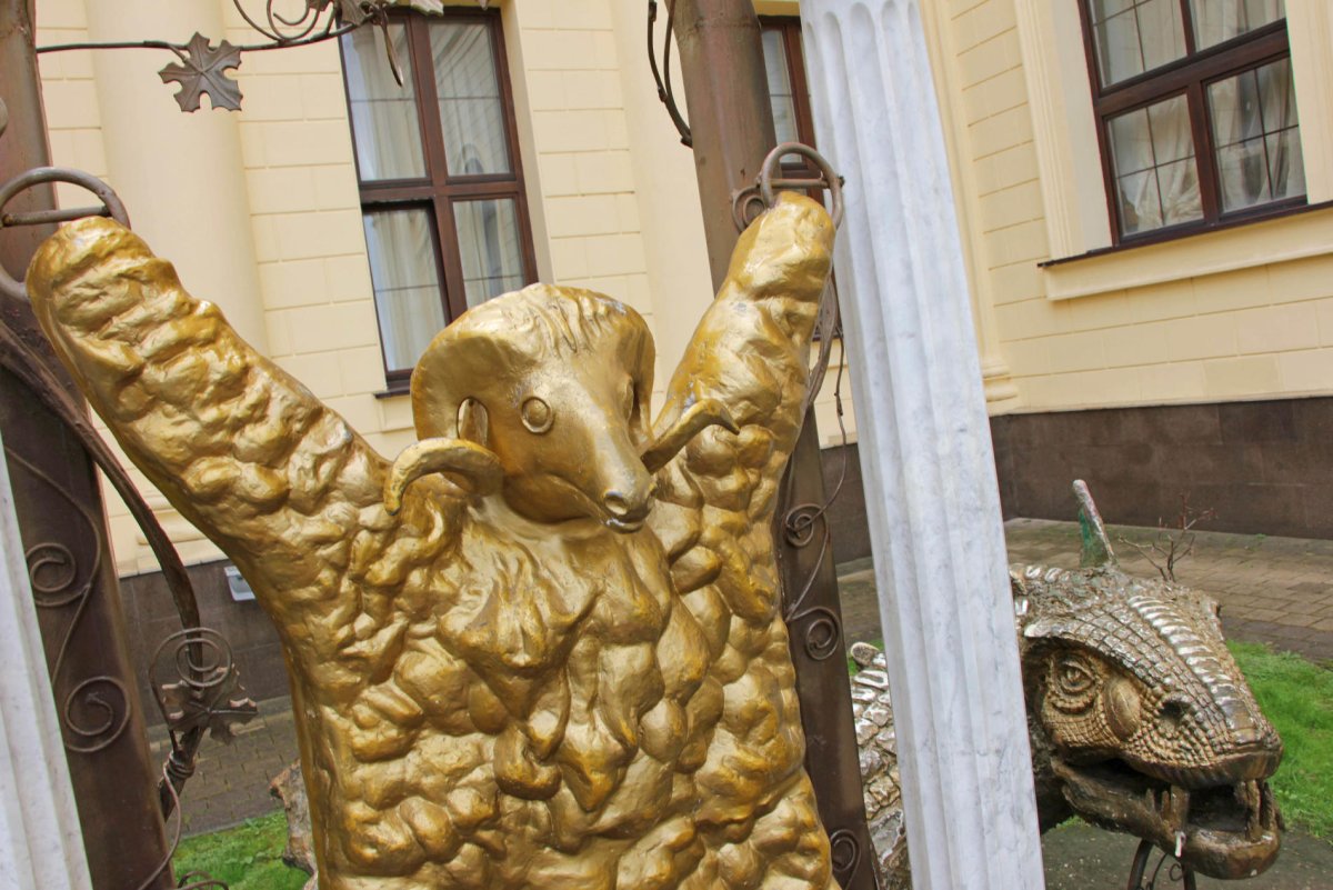 Скульптура золотое Руно в Сочи