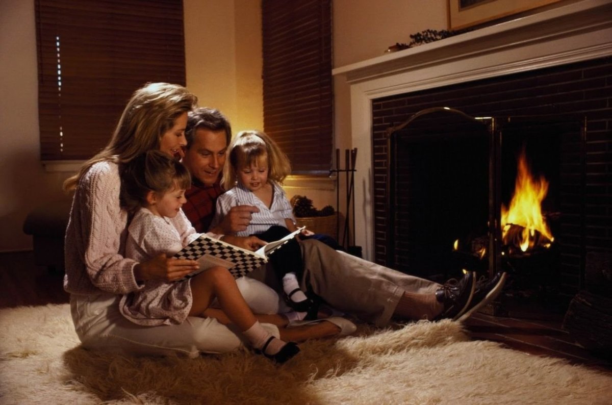 Семья у камина