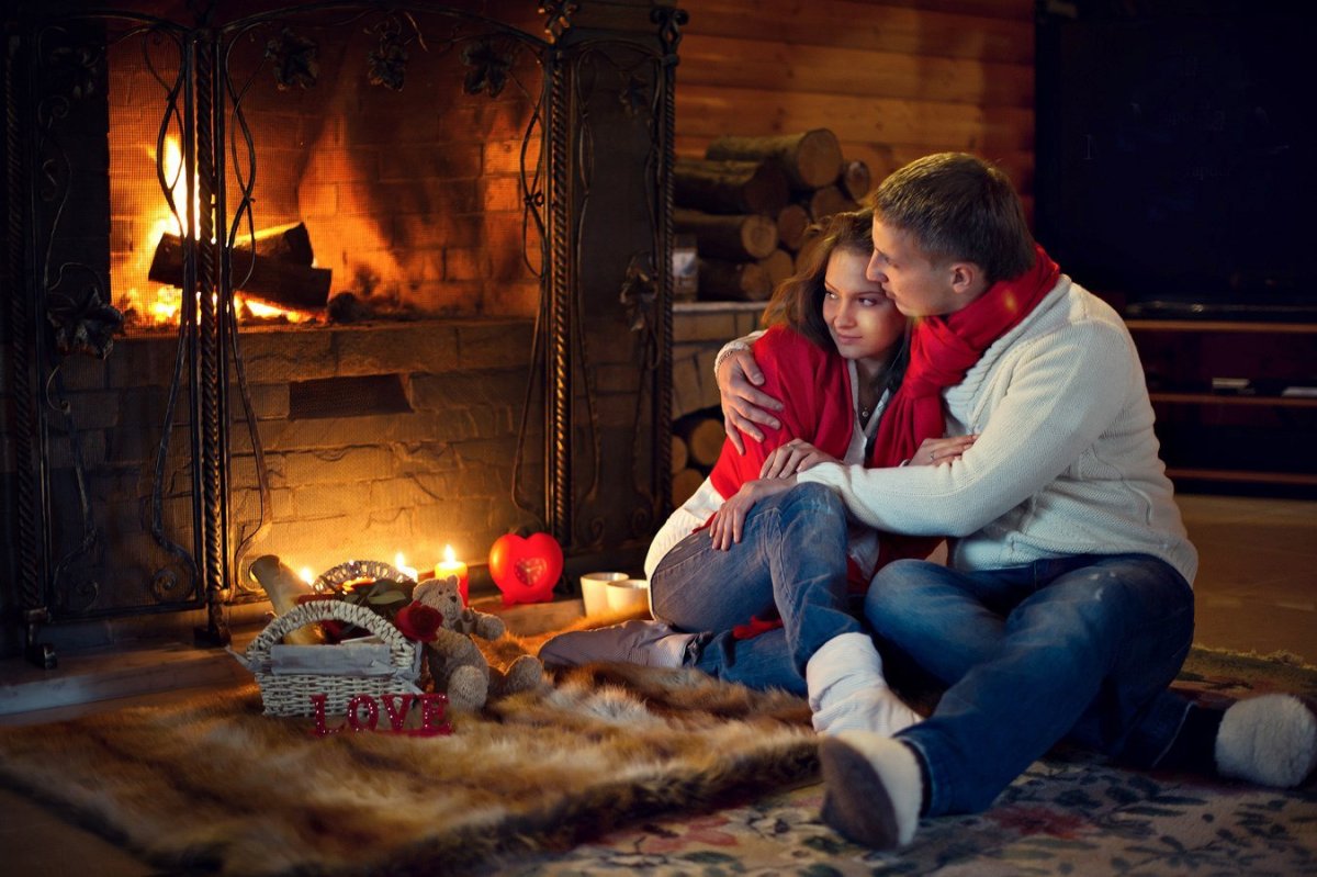 Парочка у камина