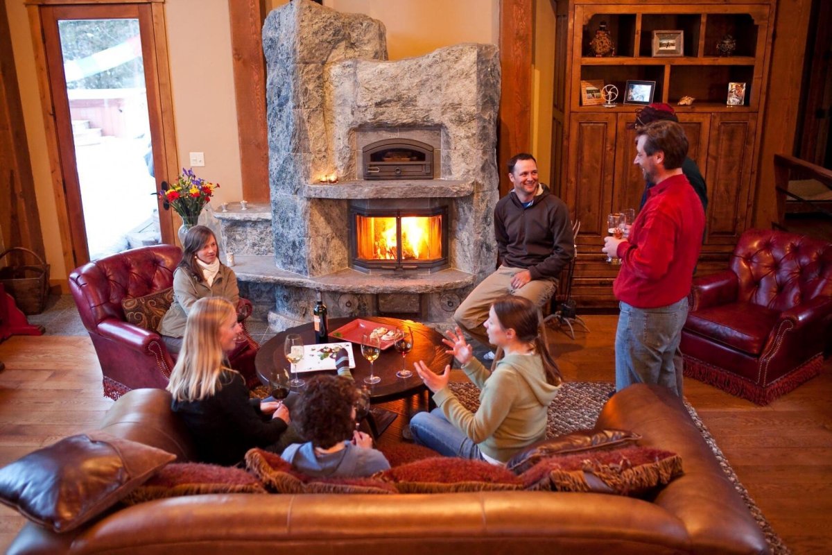 Семья у камина