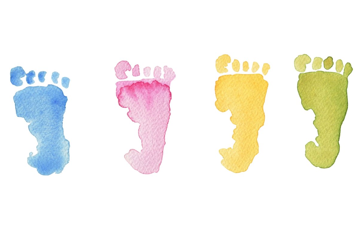 Отпечатки детских ног на бумаге