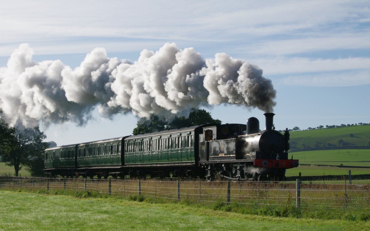 Паровоз дымит