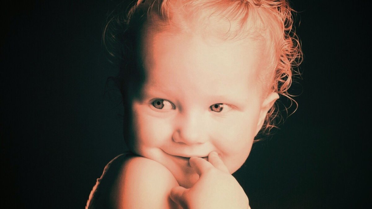 Застенчивая девочка