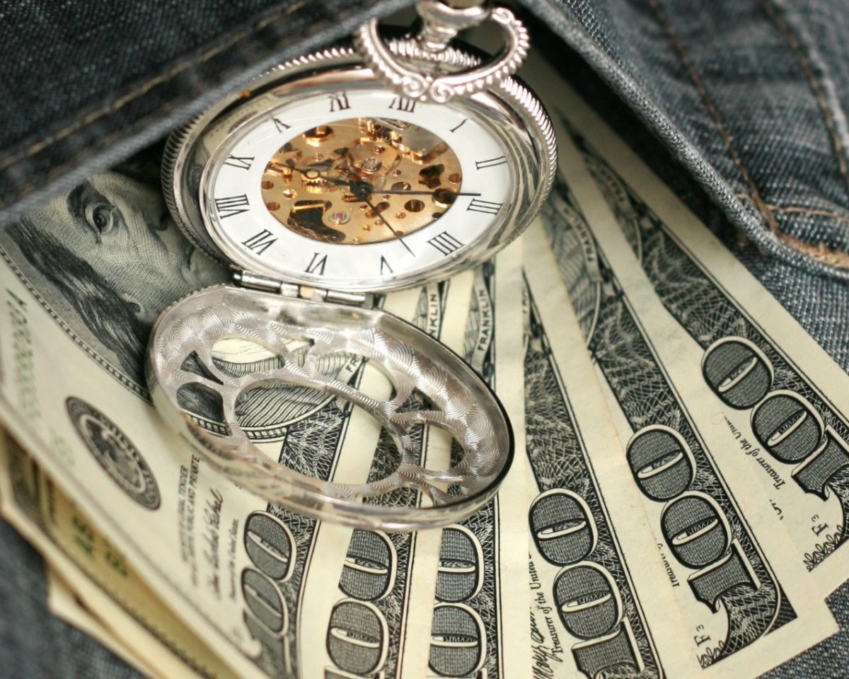 Деньги часы на столе