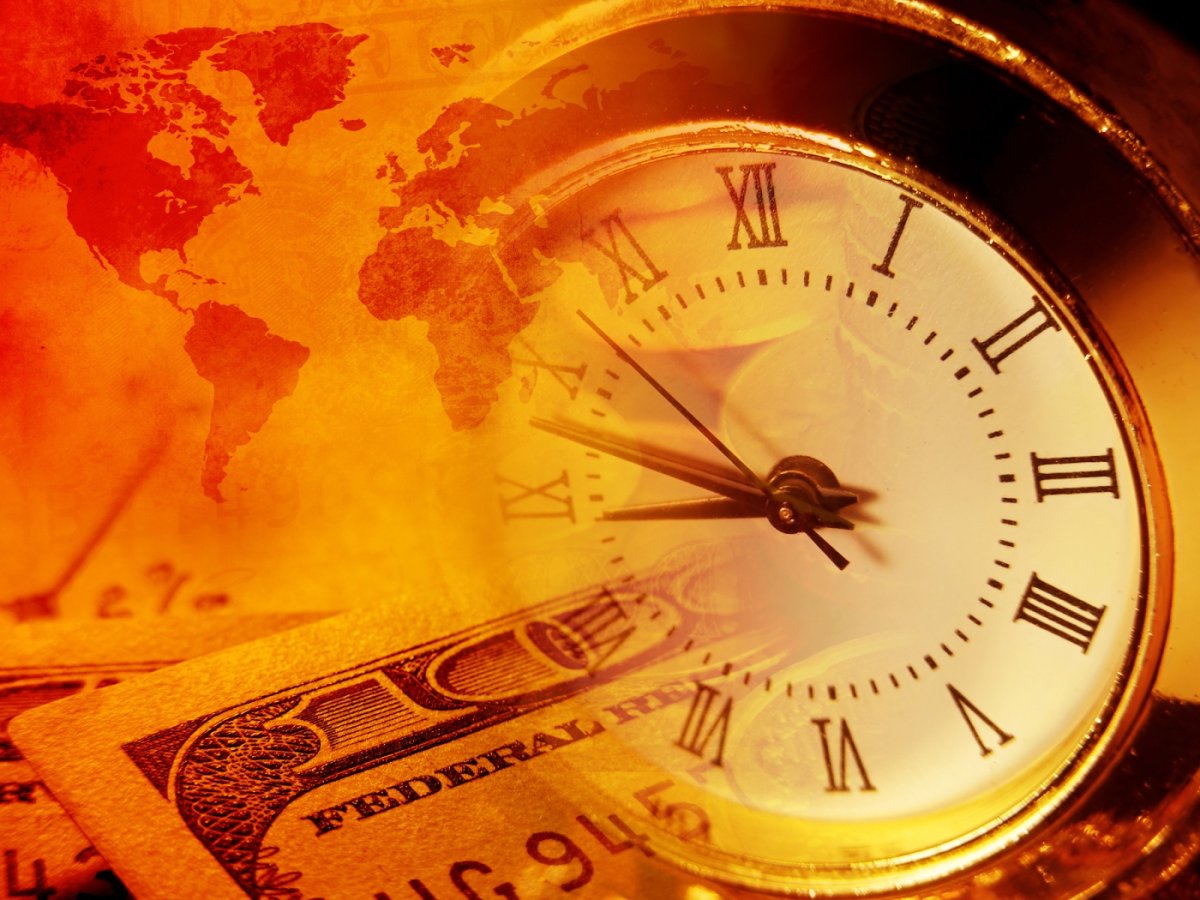 Деньги на коричневом фоне