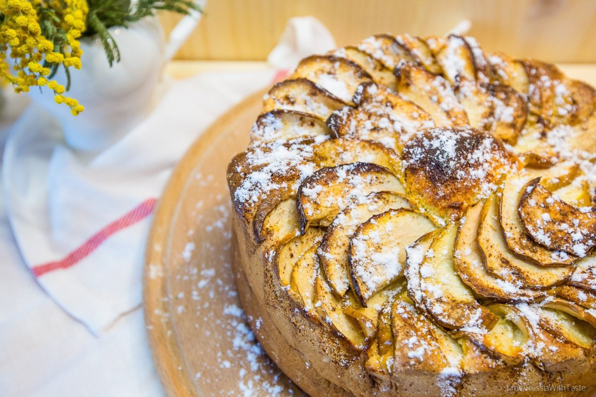 Шарлотка с яблоками классический